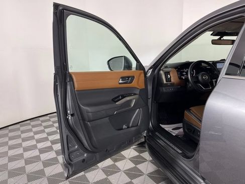 Used 2025 Nissan Pathfinder Platinum w/ Black Appearance Package FWD image 18