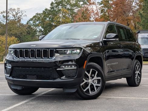 Used 2025 Jeep Grand Cherokee Limited image 4