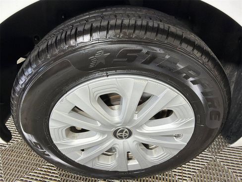 Used 2022 Toyota Prius LE image 17