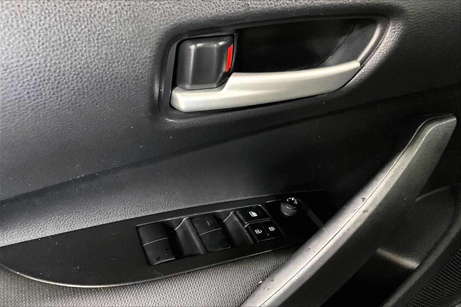 Used 2021 Toyota Corolla LE w/ Carpet Mat Package (TMS) FWD image 31