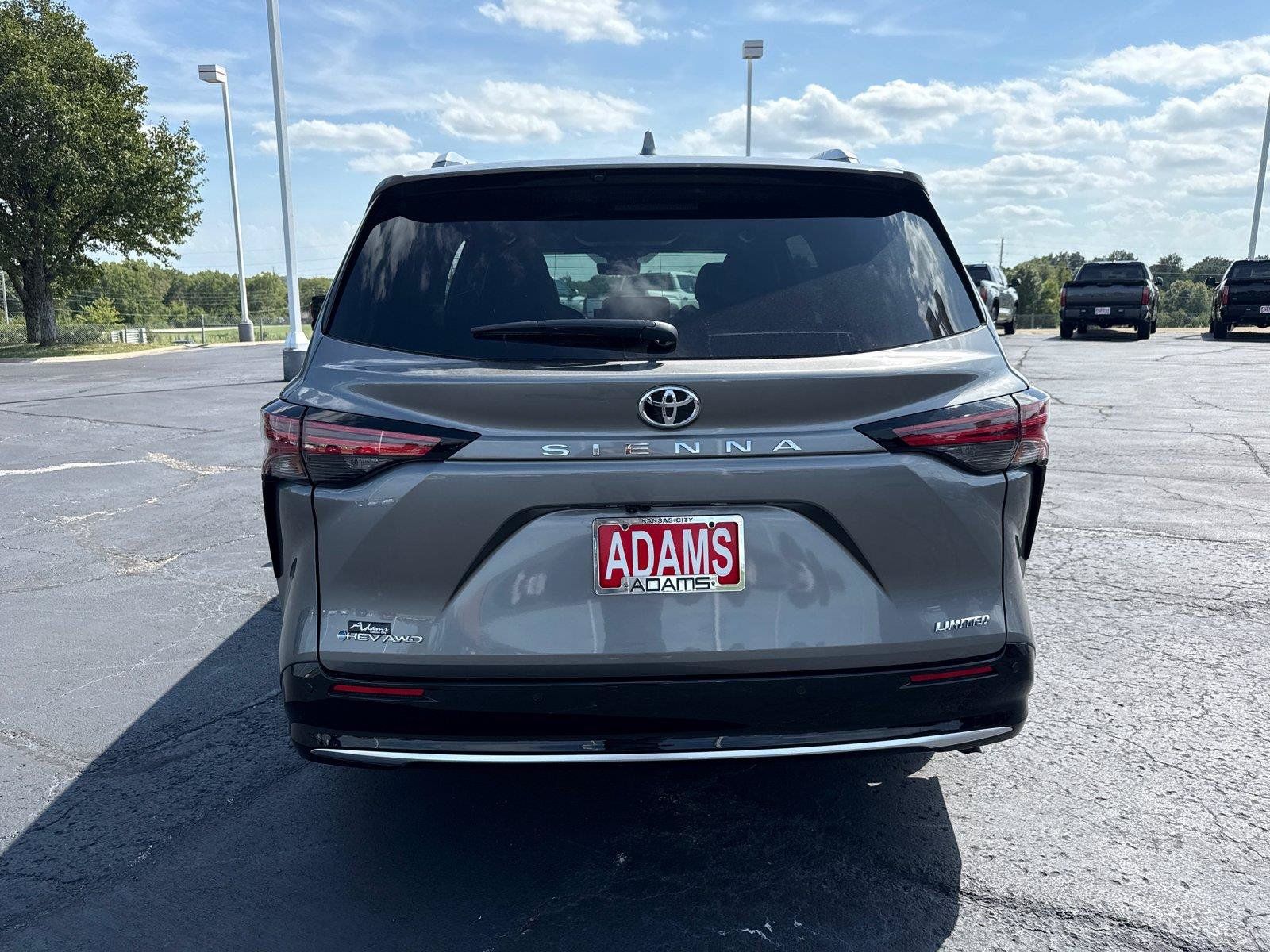 Used 2026 Toyota Sienna Limited AWD/4WD image 7