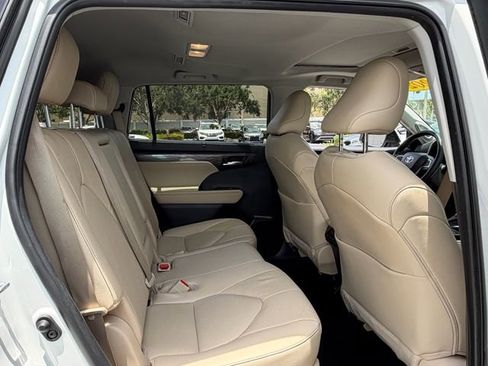 Used 2023 Toyota Highlander Limited FWD image 17