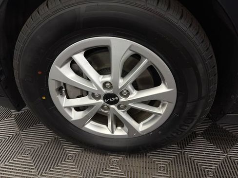 Used 2024 Kia Carnival LX FWD image 28