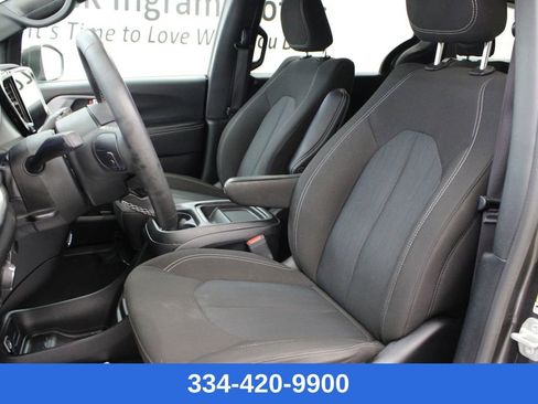 Used 2023 Chrysler Pacifica Touring image 13