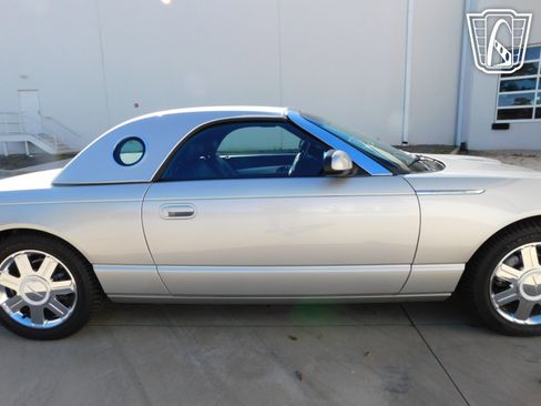 Used 2005 Ford Thunderbird image 32