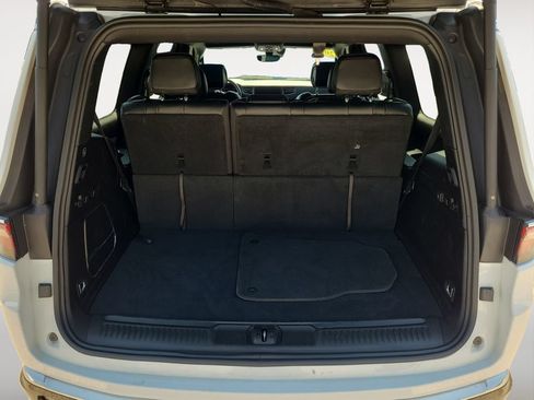 Used 2024 Jeep Wagoneer Series II w/ Flexible Seating Group RWD image 17