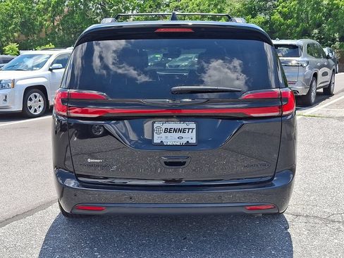 Used 2025 Chrysler Pacifica Limited FWD image 5