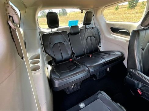 Used 2023 Chrysler Pacifica Touring-L FWD image 24