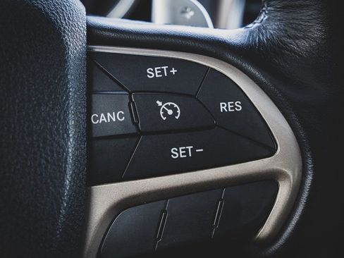 Used 2015 Jeep Grand Cherokee Limited w/ Luxury Group II image 3