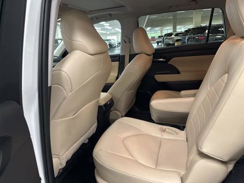 Used 2023 Toyota Highlander XLE AWD/4WD image 17