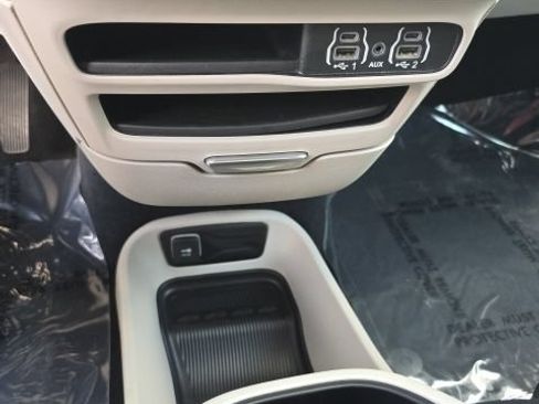Used 2023 Chrysler Pacifica Touring-L FWD image 20
