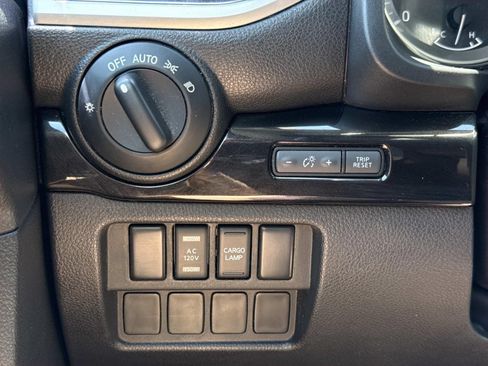 Used 2018 Nissan Titan SV w/ SV Convenience Package AWD/4WD image 18