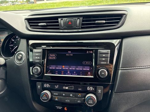 Used 2018 Nissan Rogue SV w/ Premium Package FWD image 39