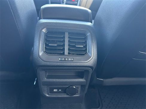 Used 2022 Volkswagen Tiguan SE image 16