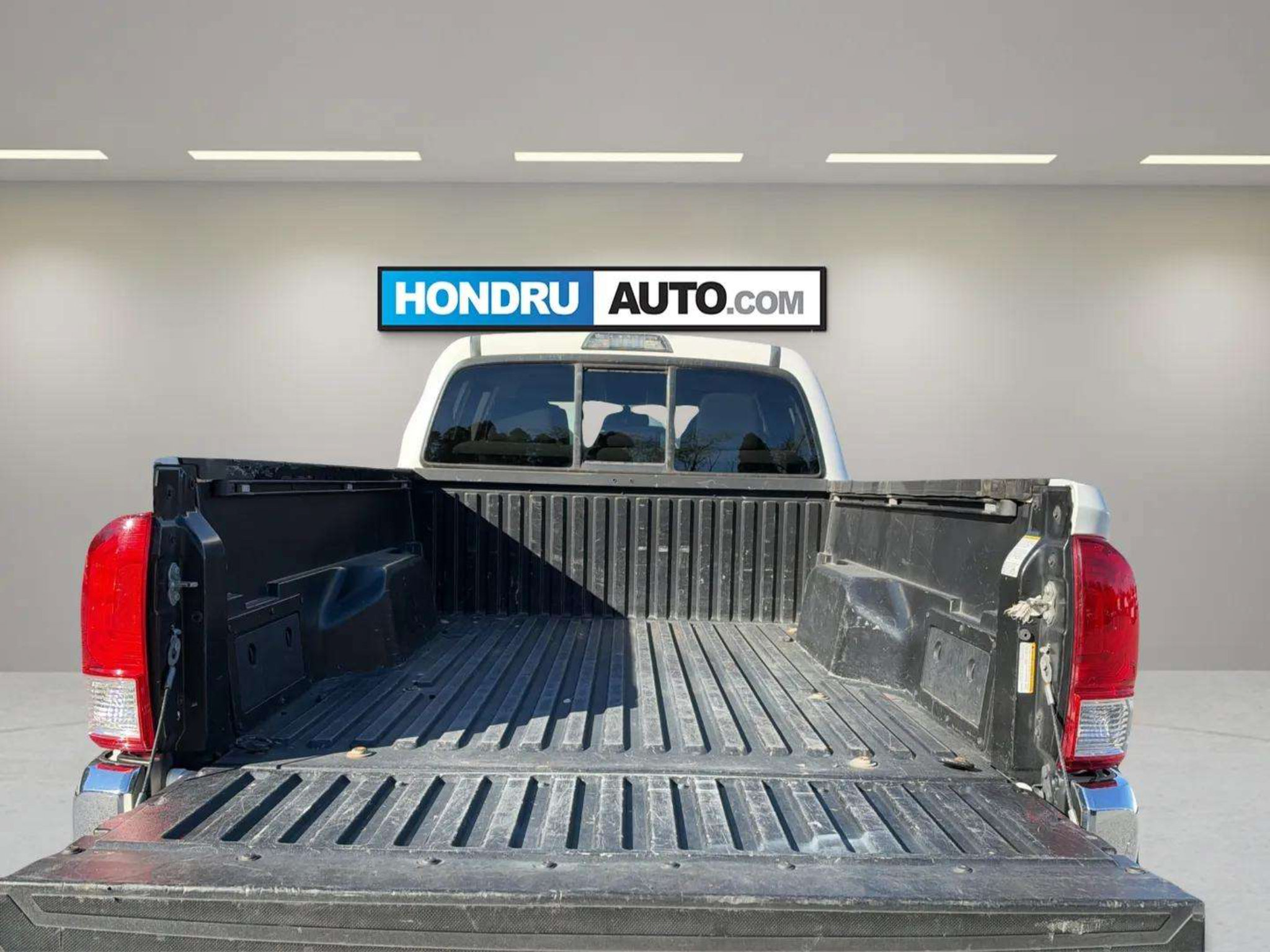 Used 2017 Toyota Tacoma SR5 w/ Tow Package AWD/4WD image 9