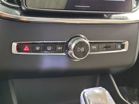 New 2026 Volvo XC90 B6 Plus w/ Protection Package Premier AWD/4WD image 16