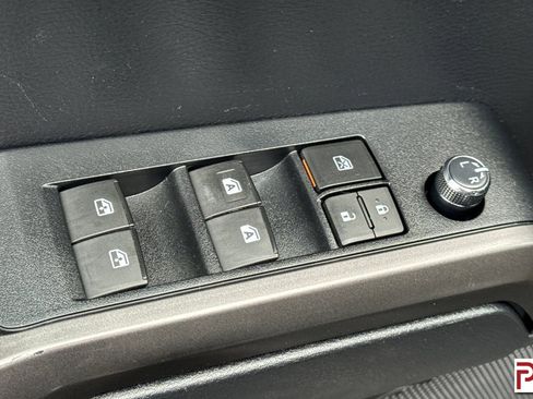 Used 2018 Toyota Tacoma TRD Sport w/ Technology Package image 13