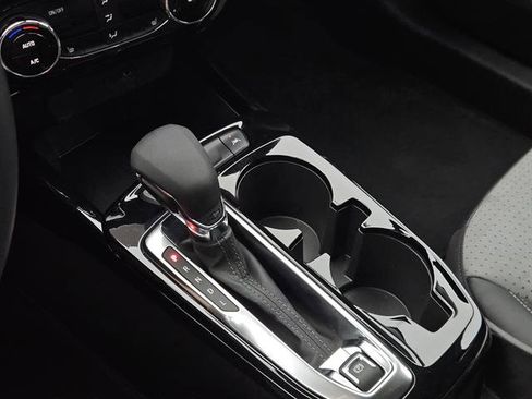 Used 2025 Chevrolet Trax LT w/ LT Convenience Package image 16