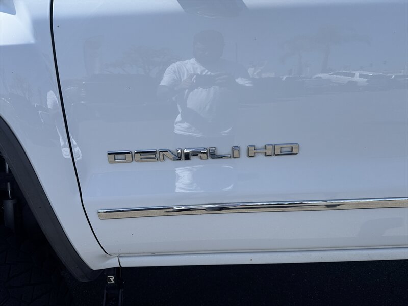 Used 2019 GMC Sierra 2500 Denali w/ Duramax Plus Package AWD/4WD image 9