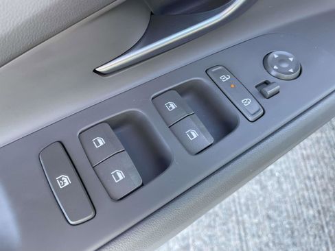 Certified 2025 Hyundai Elantra SE image 13