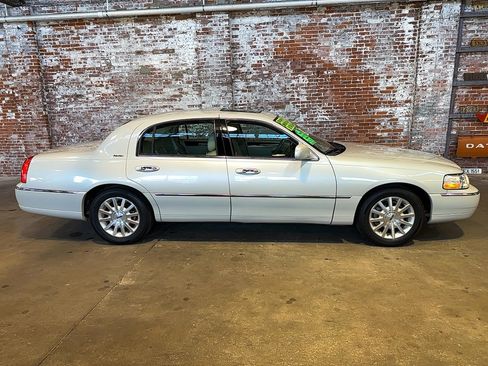 Used 2007 Lincoln Town Car Signature RWD image 2