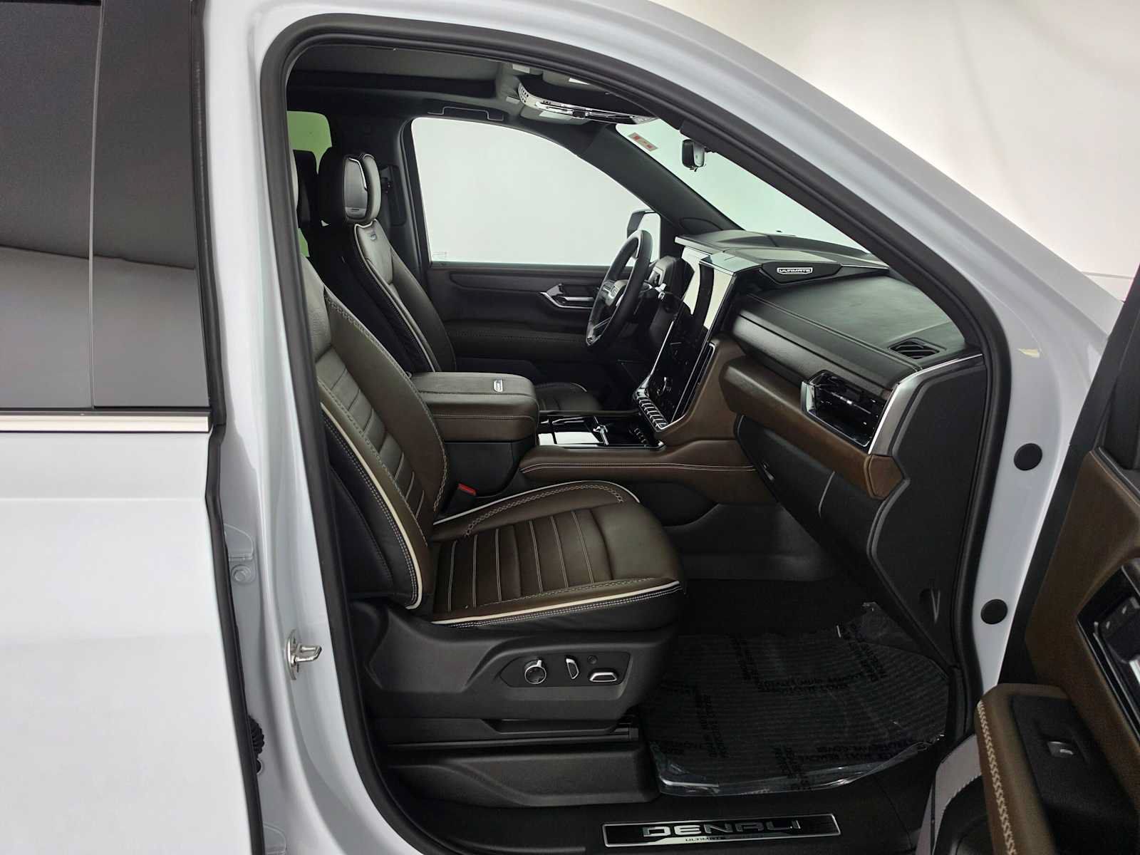 Used 2026 GMC Yukon Denali Ultimate AWD/4WD image 10