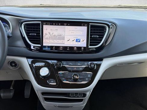 Used 2023 Chrysler Pacifica Touring-L FWD image 17