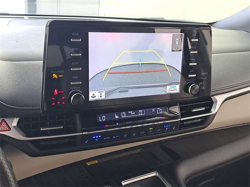 Used 2022 Toyota Sienna Limited image 29