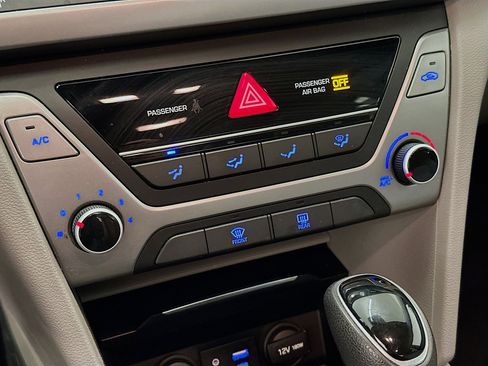 Used 2017 Hyundai Elantra SE FWD image 23