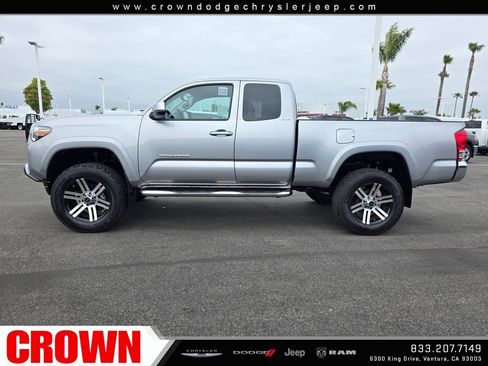 Used 2017 Toyota Tacoma SR5 RWD image 4