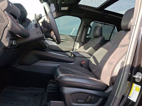 Used 2025 Ford Explorer ST image 14