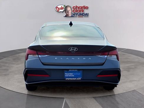 Certified 2025 Hyundai Elantra SE image 4