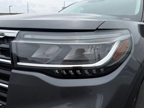 Used 2025 Ford Explorer Active w/ Active Comfort Package AWD/4WD image 9