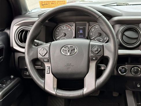 Used 2016 Toyota Tacoma TRD Sport image 19