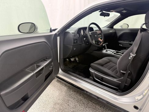 Used 2010 Dodge Challenger R/T image 10