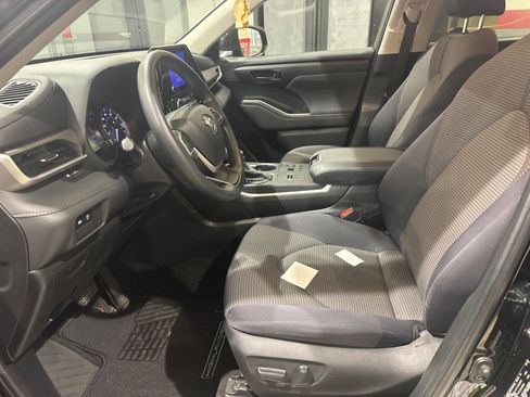 Used 2023 Toyota Highlander L image 3