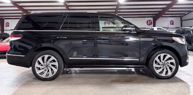 Used 2022 Lincoln Navigator Reserve AWD/4WD image 2