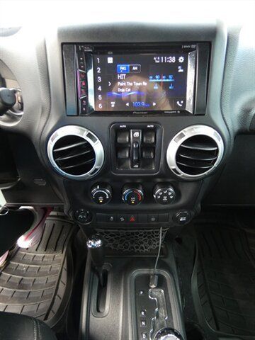 Used 2017 Jeep Wrangler Unlimited Sahara w/ Connectivity Group AWD/4WD image 29
