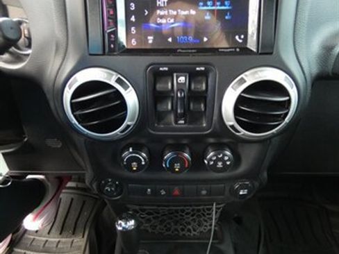 Used 2017 Jeep Wrangler Unlimited Sahara w/ Connectivity Group image 29