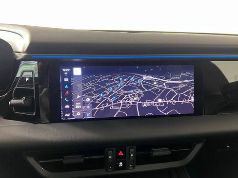 Certified 2025 Porsche Macan Electric image 33