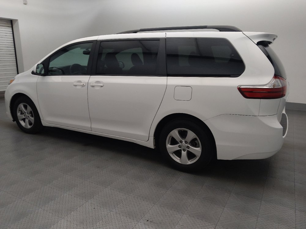 Used 2017 Toyota Sienna LE FWD image 3