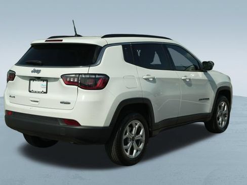 Used 2025 Jeep Compass Latitude AWD/4WD image 9