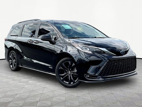 Used 2021 Toyota Sienna XSE w/ XSE Plus Package FWD image 3