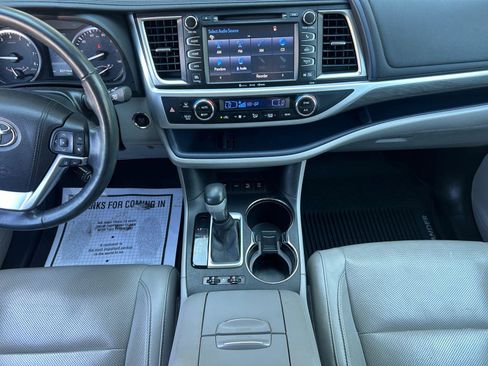 Used 2017 Toyota Highlander Limited Platinum image 11