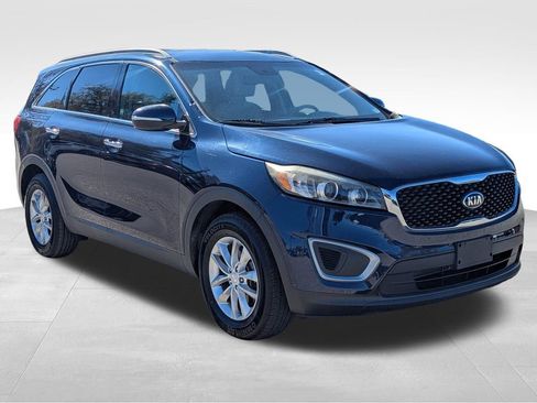 Used 2018 Kia Sorento LX image 2