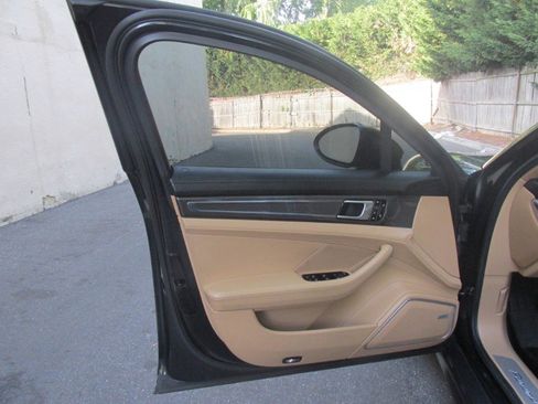 Used 2018 Porsche Panamera 4 image 93