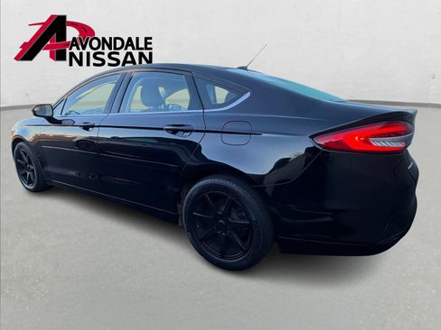 Used 2017 Ford Fusion SE w/ Fusion SE Technology Package image 3