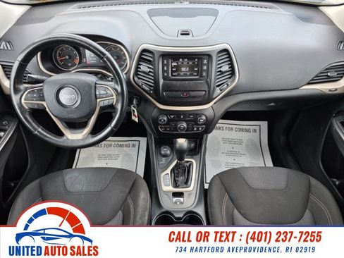 Used 2015 Jeep Cherokee Latitude w/ Cold Weather Group AWD/4WD image 13