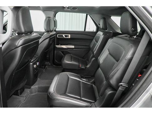Used 2020 Ford Explorer XLT w/ Equipment Group 202A AWD/4WD image 31