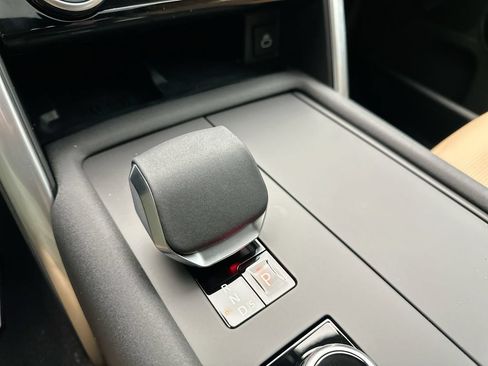 Used 2025 Land Rover Discovery Dynamic SE AWD/4WD image 10
